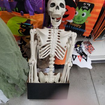 Dollar General - The parking lot is messy diety trash every  we're  inside rhe store one employee is sweeping the store - Discount Store Near Me - San Bernardino, California