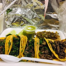 Tacos y frijoles con cebolla asada Tacos y frijoles con cebolla asada