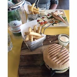 Café Valentin - Mexicansk burger, laks og verdens bedste pommes!!! Kedeligste aioli dog.