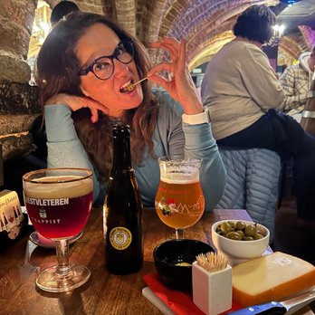 Le Trappiste - Tasty beer cheese and olives. - Beer Bar Near Me - Bruges, VWV