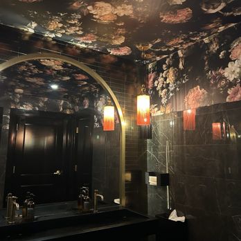 The Chapman - Ladies bathroom - Lounges Near Me - Winter Park, Florida