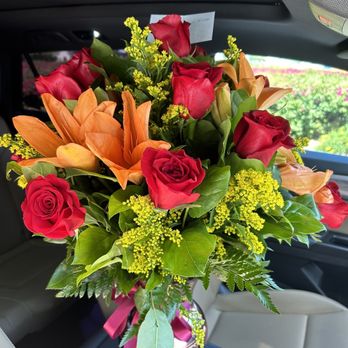 Friendly Flowers - Beautiful arrangement by Maria - Florists Near Me - Downey, California Friendly Flowers - Beautiful arrangement by Maria - Florists Near Me - Downey, California