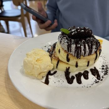 Fluffy Fluffy - Oreo Croffle - Breakfast & Brunch Near Me - Miami, Florida