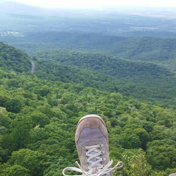 Humpback Rocks - You can just see the BR Pkwy below. Thin sliver of grey to the left of my foot. - Hiking Near Me - Rockfish, Virginia