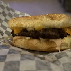 Sammy's Burger & Shakes - Cheeseburger