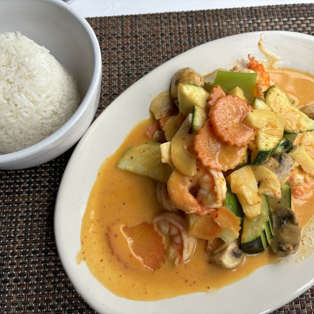 Red Curry w/ Shrimp Red Curry w/ Shrimp