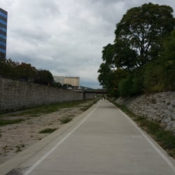 Wienfluss-Radweg - Not much traffic early on Sunday