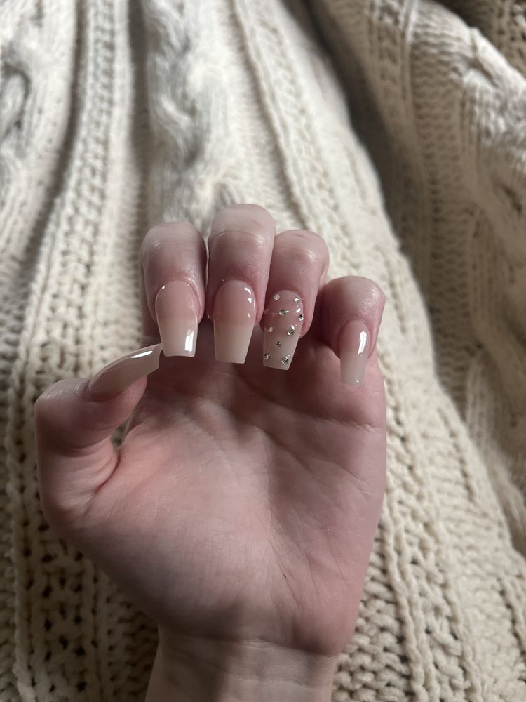 California Nail Salon Logo