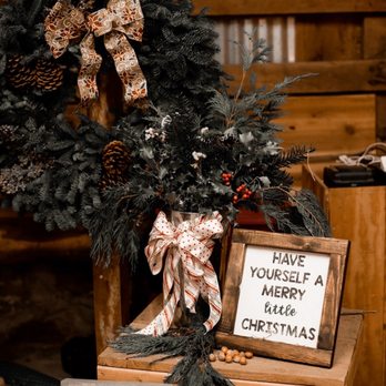 Plumper Farms - A nice little holiday display inside the shop - Pumpkin Patches Near Me - Portland, Oregon