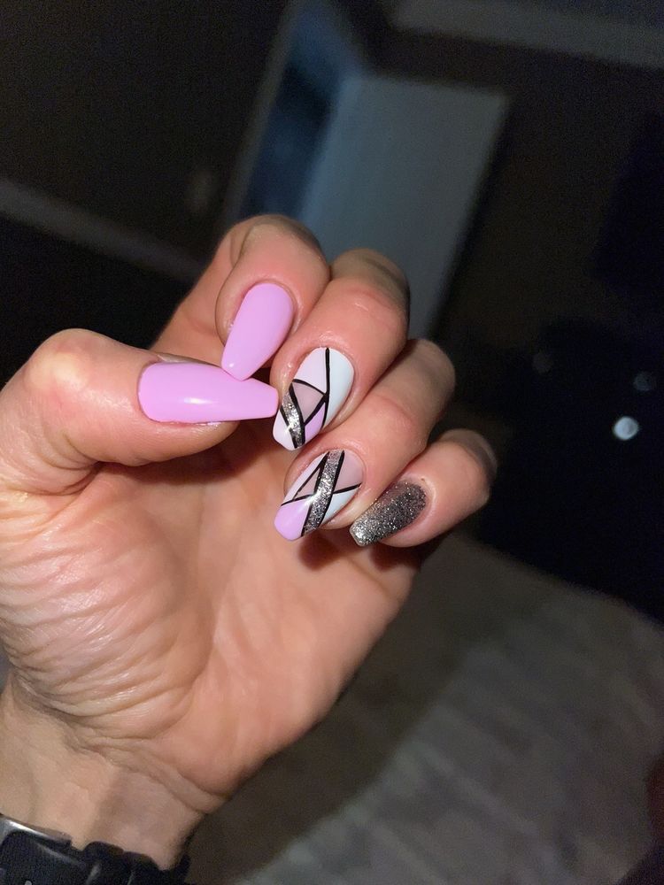 Young Nails Logo