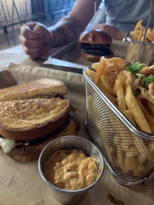 LoLa Burger by null