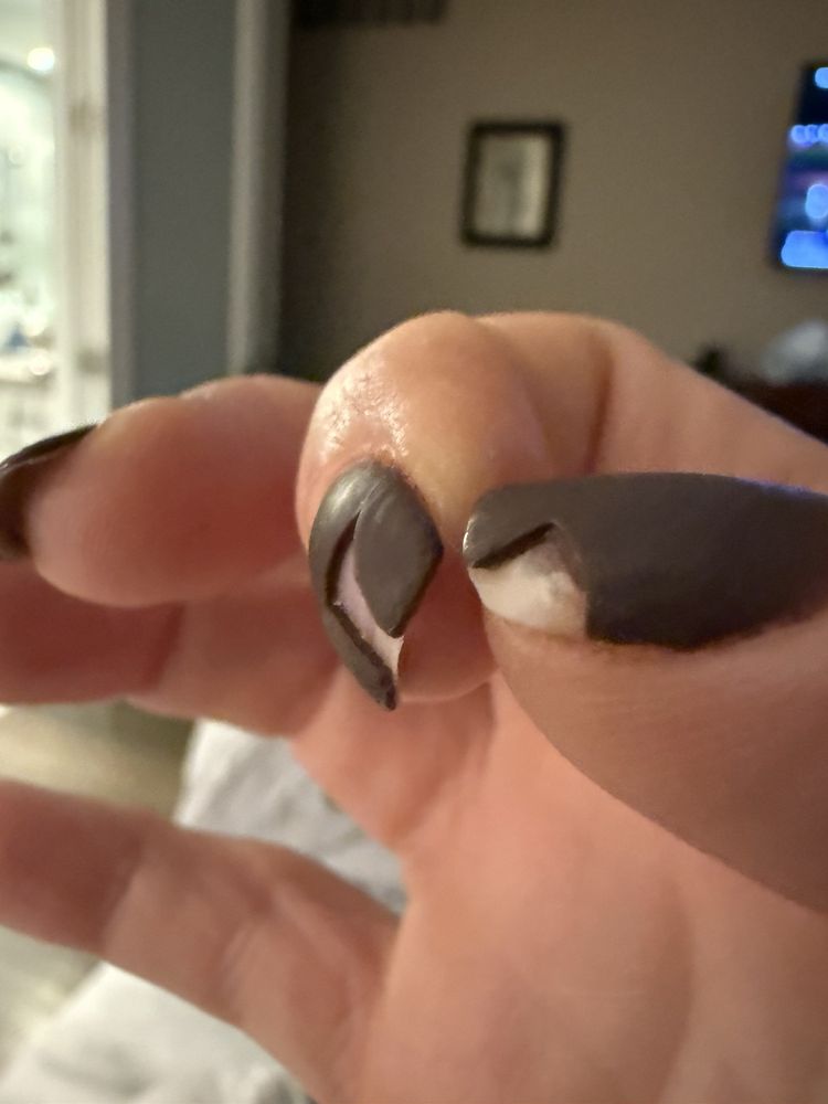 Be nails Logo