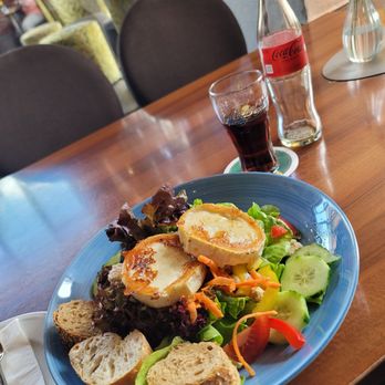Veicht - Bunter Salat mit warmem Ziegenkäse, karamellisierten Nüssen & Hausdressing. - Bars Near Me - Freyung, BY