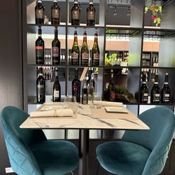 Di Gusto Italian Deli and Tasting - Inside space