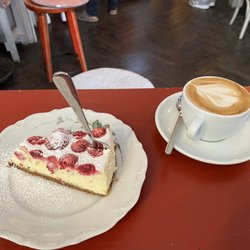Cafe Fräulein - New York cheese cake and an oat milk latte