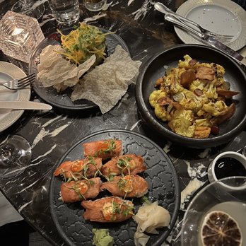 1927 Lounge - Salmon sushi, scorched cauliflower, avocado lime tartar - Lounges Near Me - Vancouver, British Columbia