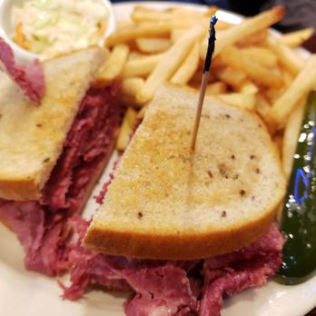 Norton's Restaurant - Corned Beef Sandiwch and Fries - American Near Me - Highland Park, Illinois