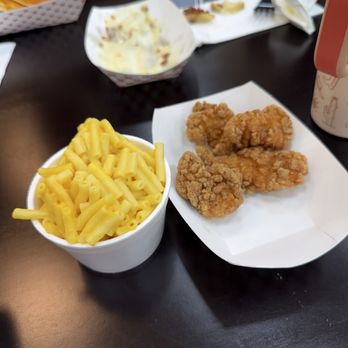 Bigfoots Bar & Grill - Chicken chunks Mac & Cheese - Desserts Near Me - Salt Lick, Kentucky