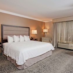 Hampton Inn & Suites Jackson-Ridgeland - Guest room
