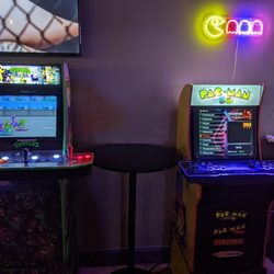 El Guapo - TMNT arcade 1up machine next to a machine featuring 20,000 different games.