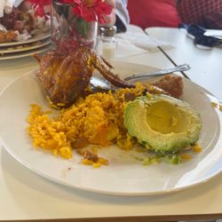 Not going to lie, the food was not good, not even decent. The meats we're all dry and i could not enjoy any of it. its honestly ashamed.