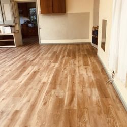 Straus Carpets - LVT Floor in large classroom