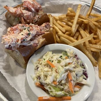 Sam's Chowder House - The lobster roll is good, but the Coleslaw was soggy. Great oysters selection.  Parking is a little tight and hard to get around. - Seafood Near Me - Half Moon Bay, California