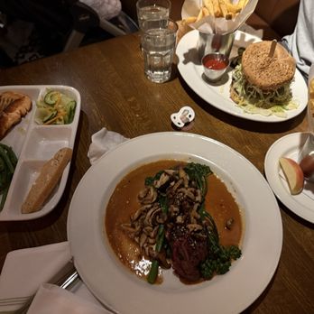 Max's Trumbull Kitchen - New American Near Me - Hartford, Connecticut