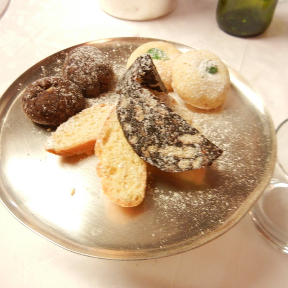 Il Tartufo - Complimentary plate of biscotti for dessert. - Italian Near Me - Spoleto, PG