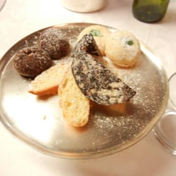 Il Tartufo - Complimentary plate of biscotti for dessert.