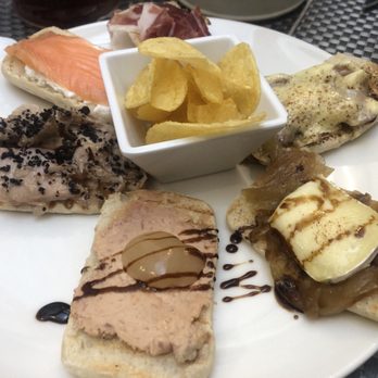 La Vinoteca - Tapas Bars Near Me - Granada, GR