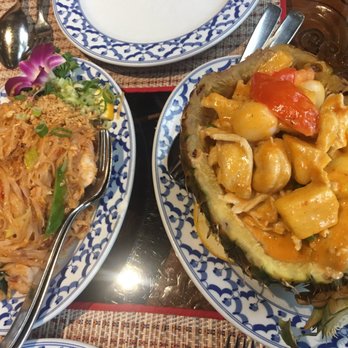 Thai Rainbow Garden - Phad Thai and red curry with chicken - Thai Near Me - Böblingen, BW Thai Rainbow Garden - Phad Thai and red curry with chicken - Thai Near Me - Böblingen, BW