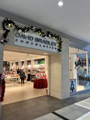 Quaker Bridge Mall by null