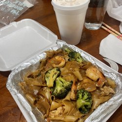 Pink Elephant - Pad See Ew w shrimp