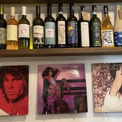 Vineria Sonora - Albums and wine decor.