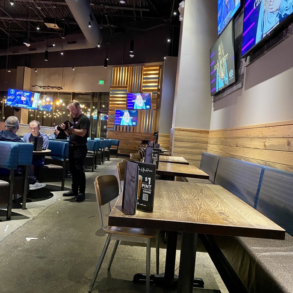 Tom's Watch Bar - Sports Bars Near Me - Ridgefield, Washington