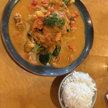 Thai Twist Noodle House - Volcano Chicken Curry Special - great sized portions. Delicious curry sauce - Thai Near Me - Raleigh, North Carolina Thai Twist Noodle House - Volcano Chicken Curry Special - great sized portions. Delicious curry sauce - Thai Near Me - Raleigh, North Carolina