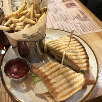 Colorado Campfire - Turkey BLT and fries with ketchup - American Near Me - Denver, Colorado