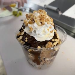 JNRs Ice Cream And Pizza Shop - Regular Sundae. Additional topping:nuts