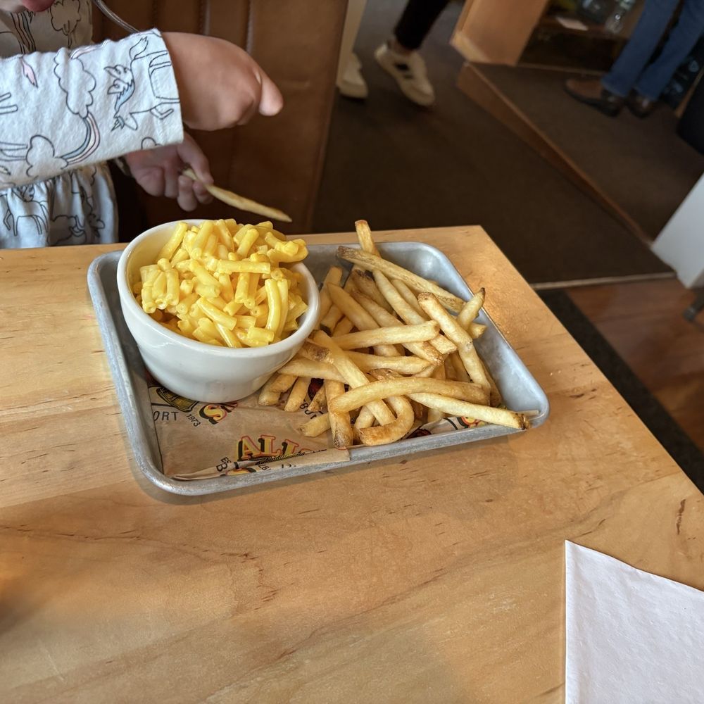 Alisson's Restaurant - Kids Mac and cheese. - Seafood Near Me - Kennebunkport, Maine Alisson's Restaurant - Kids Mac and cheese. - Seafood Near Me - Kennebunkport, Maine