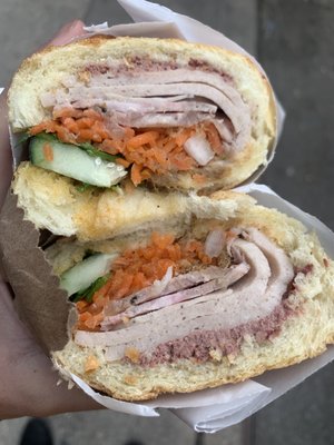 Banh Mi Zon by null