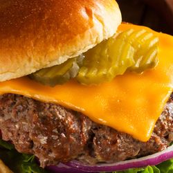 Midwest Bites - Midwest Bites restaurant at Isle Bettendorf Hotel Casino - Signature Cheeseburger