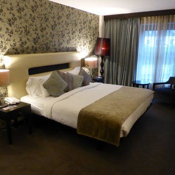 The Twelve Hotel - Bedroom of the suite - Hotels Near Me - Barna Village, G