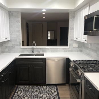 Two Tone Kitchen Cabinets With The Pure White Quartz Countertops