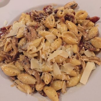 Side Street Cafe - Jamaican jerk chicken and bacon and mushroom Create Your Own Mac And Cheese - American Near Me - Bar Harbor, Maine