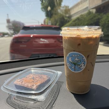 The Hood Grind Coffee - Nuez con coco.  Brownie (left) - Coffee & Tea Near Me - Rialto, California