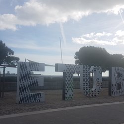 Martroia - Le restaurant donne sur la plage de setubal. Agréable pour se promener après avoir bien mangé :)