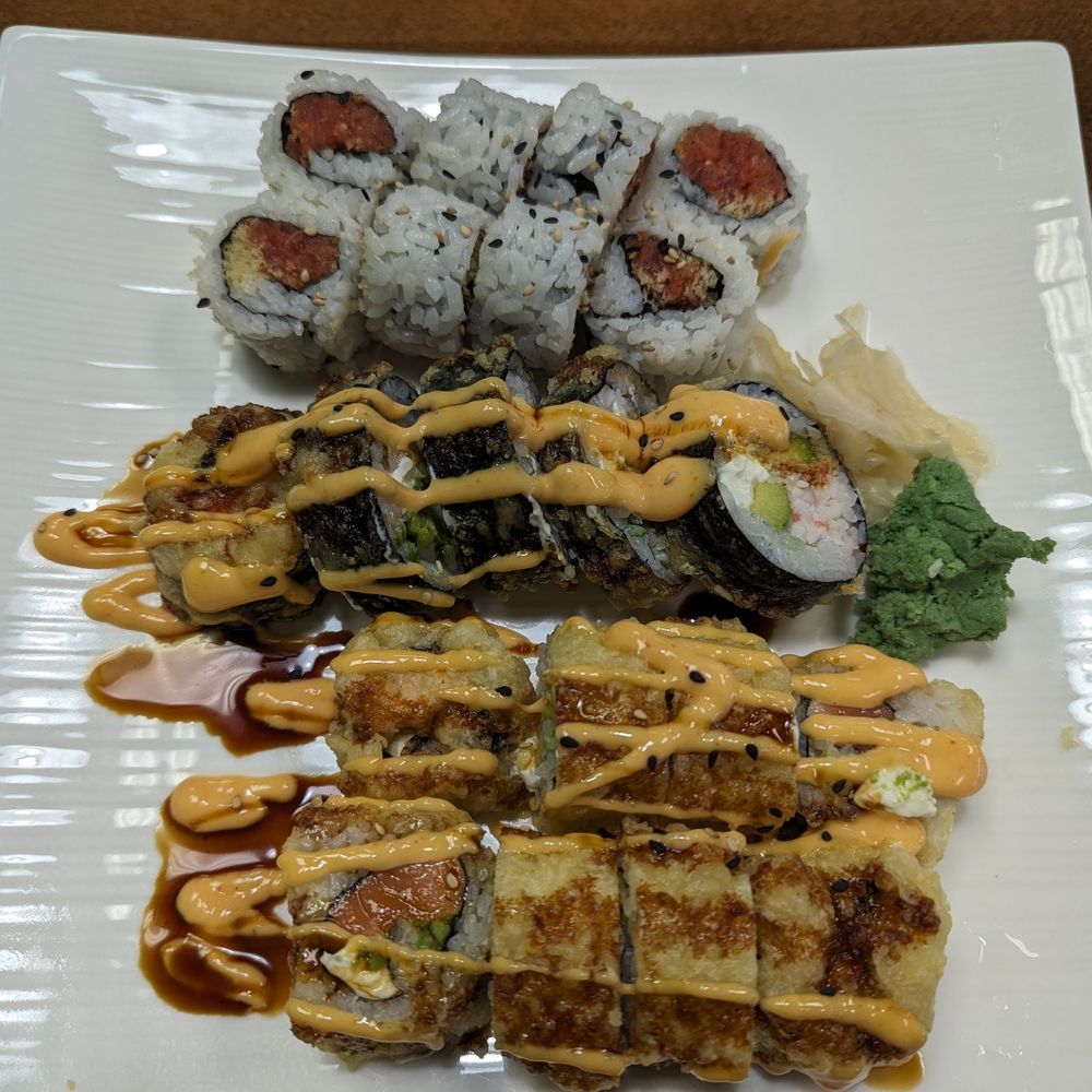 Peniku - Three roll lunch: spicy tuna (top) yummy roll, and volcano roll. - Japanese Near Me - Harrisonville, Missouri Peniku - Three roll lunch: spicy tuna (top) yummy roll, and volcano roll. - Japanese Near Me - Harrisonville, Missouri