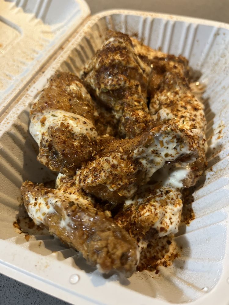 TOWN WINGS Updated September 2024 34 Photos & 23 Reviews 285 Port