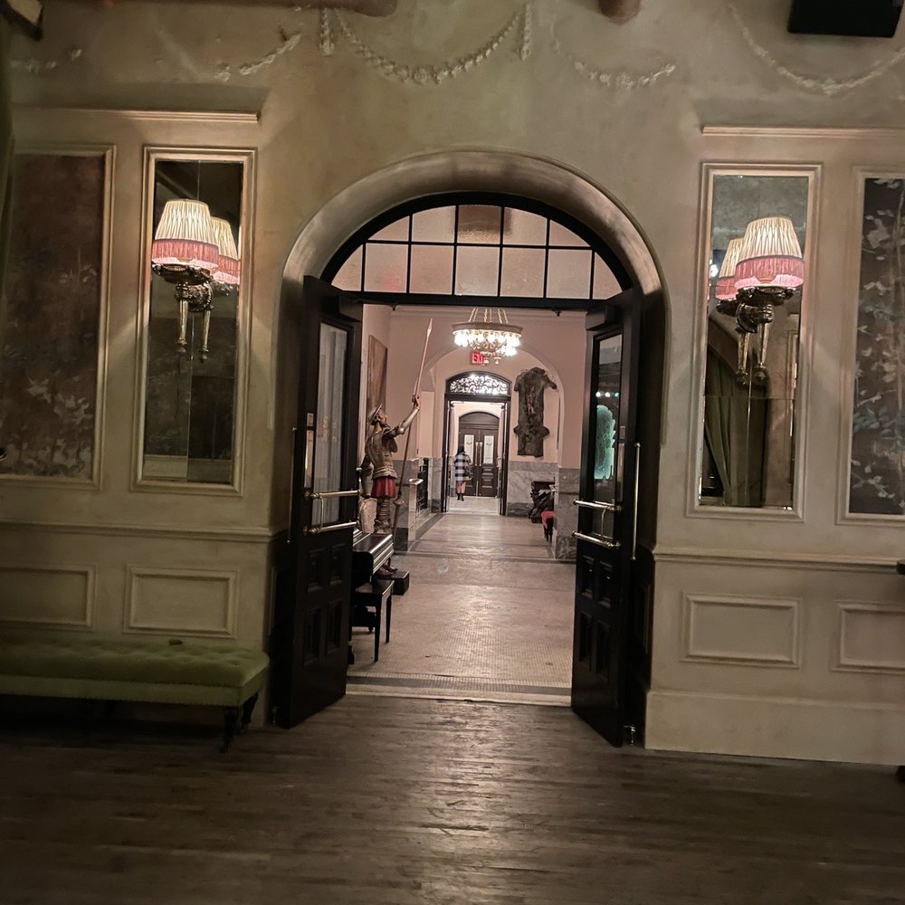 Lobby Bar - Plenty of room to wander around - Cocktail Bars Near Me - New York, New York